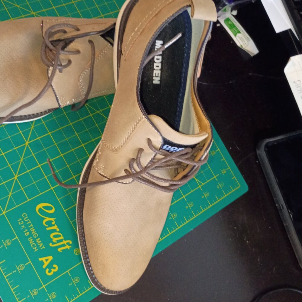mens size 7.5 laced loafers